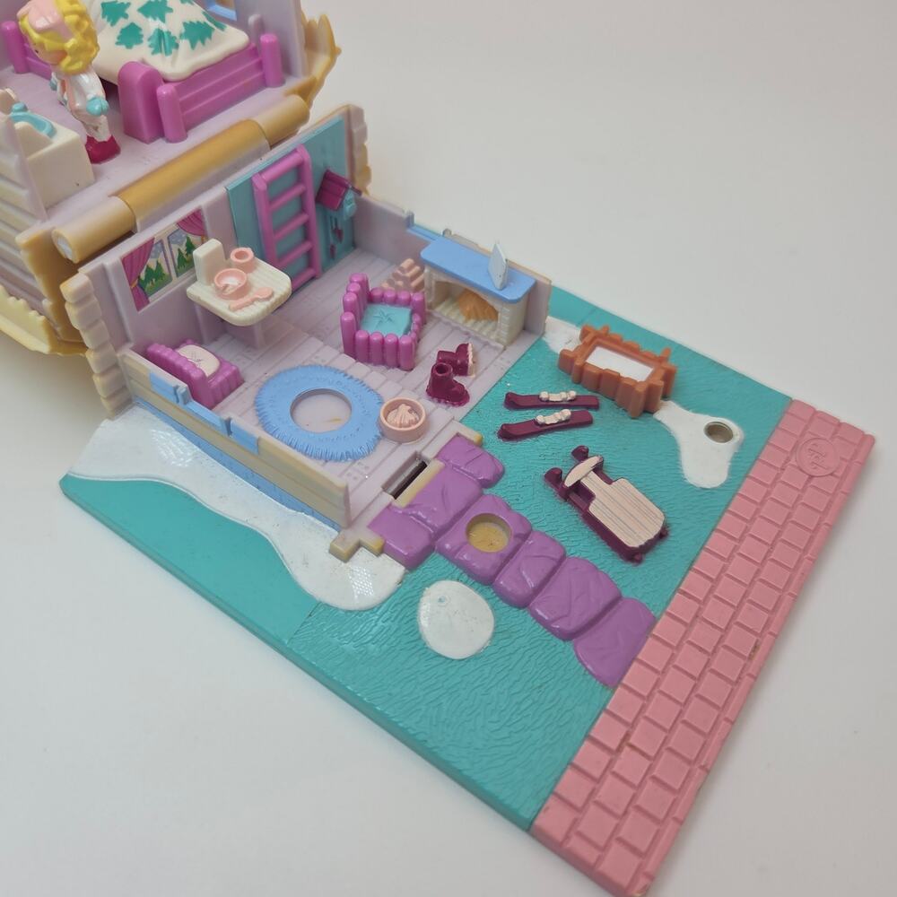 Vintage 1993 Polly Pocket Bluebird Ski Lodge Ski Chalet with 1 Figure - Picture 3 of 11